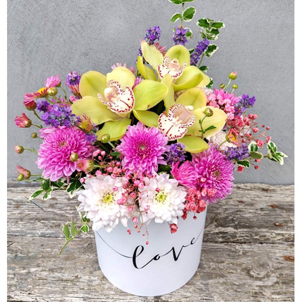 Коробка с орхидеями и цветами